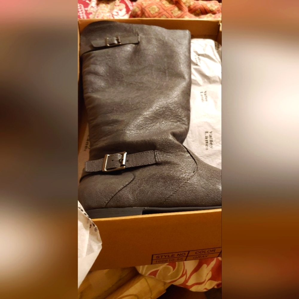 Women's Tall Leather Gray Boots BRAND NEW NEVER WORN Still in the box Size 11 W